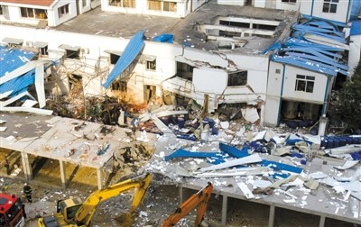 武汉一食品厂爆炸2死26伤4000平方米车间垮塌