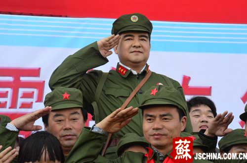 陈光标率千余网友穿“雷锋套装”在南京植树献血