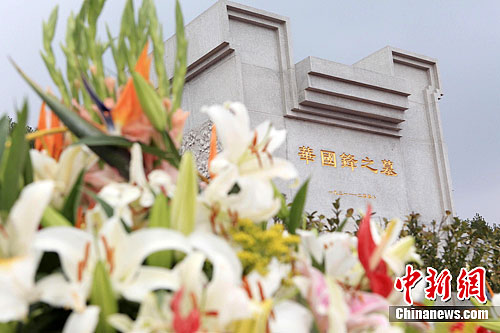 清明时节民众山西祭扫华国锋墓(图)