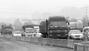 成都两货车相撞致一死绕城高速堵车10公里(图)