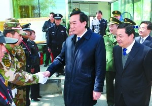 陈全国抽查拉萨便民警务站:落实维稳责任追究制