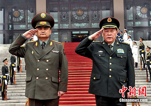梁光烈与吉尔吉斯斯坦国防部长会谈