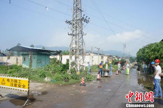 广东江门遭龙卷风袭击4人受伤
