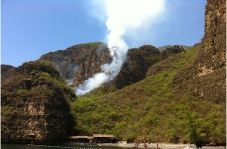 北京延庆龙庆峡风景区发生山火暂无人员伤亡(图)