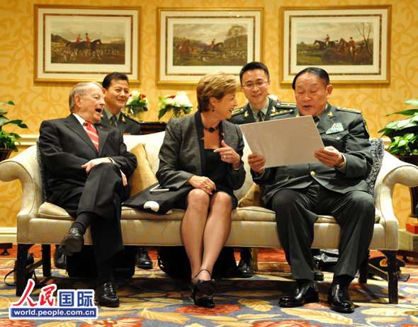 梁光烈会见“飞虎队”老兵及家属(图)