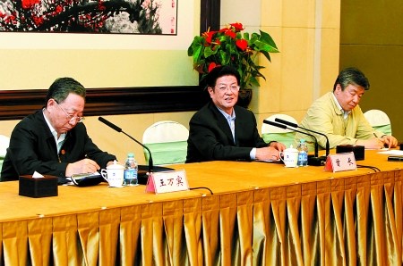 王兆国参加河南人大座谈会强调坚持正确政治方向