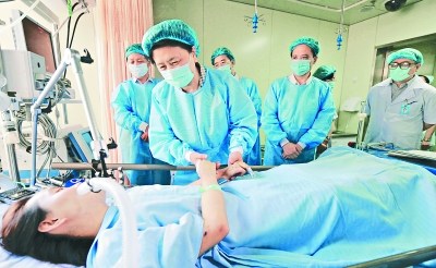 刘延东看望慰问张丽莉:以后你可以叫我姐姐(图)
