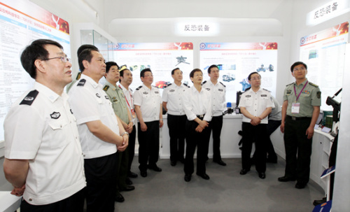 孟建柱:进一步提升中国警用装备的现代化水平