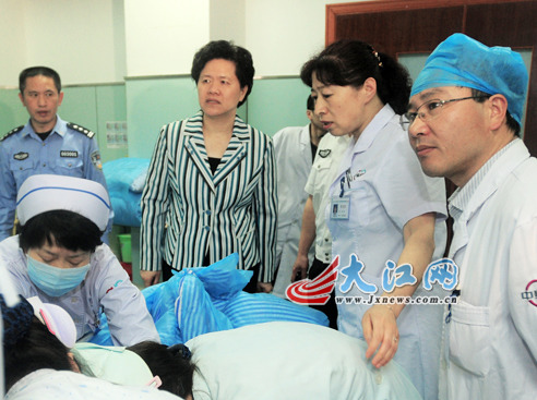 公安厅女厅长偶遇沪昆高速车祸冒雨救人(图)