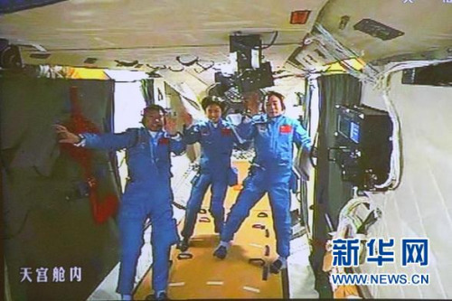 “神九”首载客会天宫3名航天员入住感觉良好