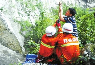 4名驴友被困断崖20个小时获救(图)
