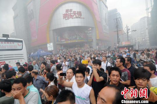 南宁闹市火灾:动漫城失火相邻百货大楼险遭殃