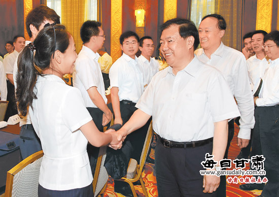 甘肃省委书记勉励选调生:乐于吃苦敏于行动(图)