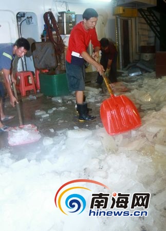 海南捕捞船队连夜做好捕捞作业前准备(图)