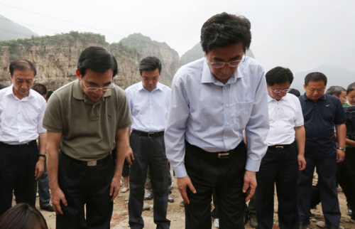 郭金龙王安顺向7·21北京暴雨灾害罹难者致哀