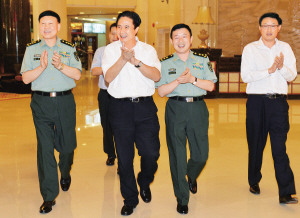 罗保铭慰问广州军区:共同承担维护南海主权重任