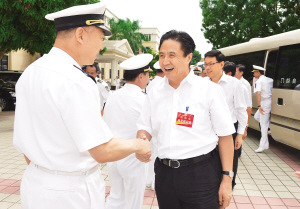 罗保铭慰问南海舰队:合力保卫和建设美丽三沙