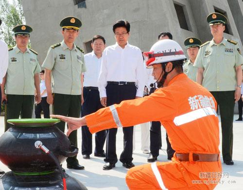 张春贤慰问公安消防官兵:保护人民生命财产安全