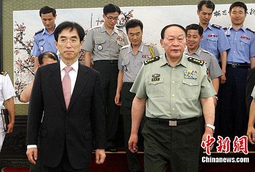 梁光烈会见韩国防部副部长李庸杰