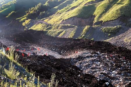 新疆新源县山体滑坡28人被埋已有16人遇难(图)