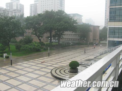 北京8日白天阴天间多云有雷雨最高气温29℃