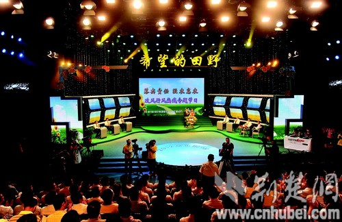 湖北首次省级电视问政直播两厅官现场认错(图)