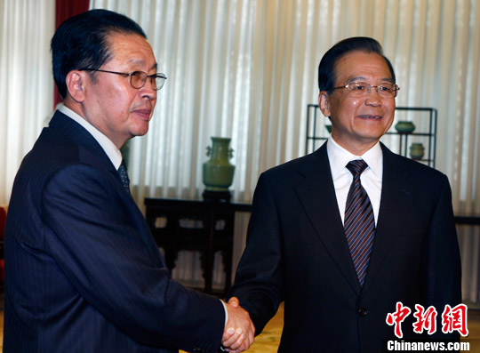 温家宝会见张成泽双方将就中朝经贸合作交换意见