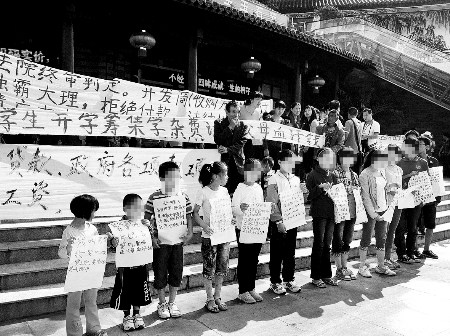 云南大理“娃娃讨薪”背后涉及工程债务纠纷(2)