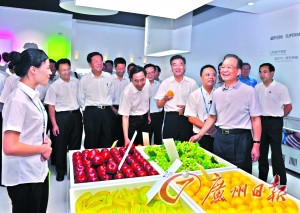 温家宝赴广东考察与外来务工人员打篮球