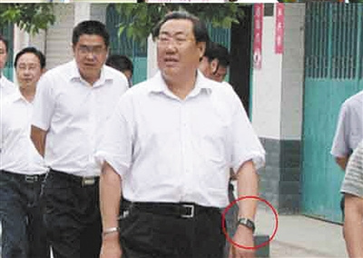 陕西安监局长车祸现场微笑称为让工作人员放松