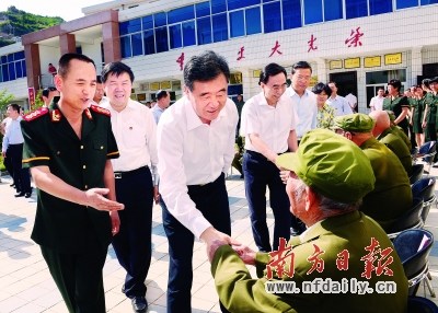 汪洋率团陕西学习考察向毛泽东铜像献花篮(图)