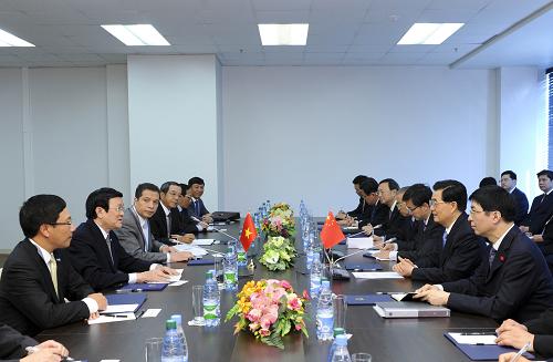 胡锦涛会见越南国家主席强调政治解决南海争议
