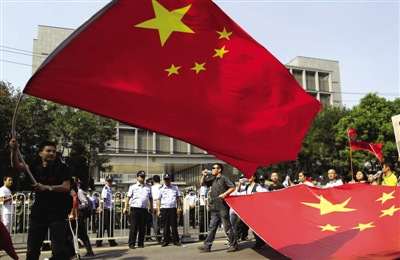 北京上千民众在日使馆前抗议非法购买钓鱼岛(图)