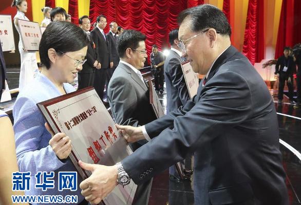李长春出席第12届精神文明建设五个一工程颁奖晚会