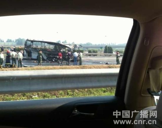 京沪高速发生追尾事故起火客车仅剩框架(图)
