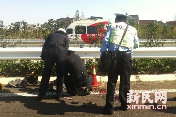 沪陕高速一辆轿车冲向养护工人已致5死3伤(图)