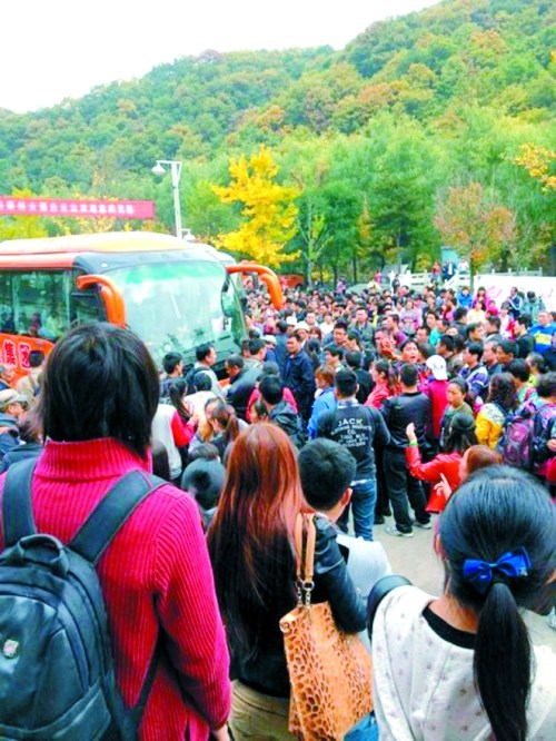 数千游客滞留洛阳白云山旅游局长微博4次致歉