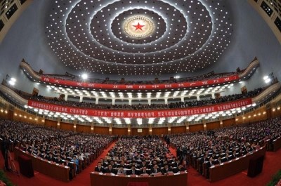 新闻中心 国内新闻     人民大会堂,华灯绽放着繁星般的光芒.