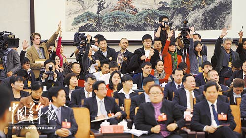 汪洋应邀与记者合影称“提问可不要难为我们”