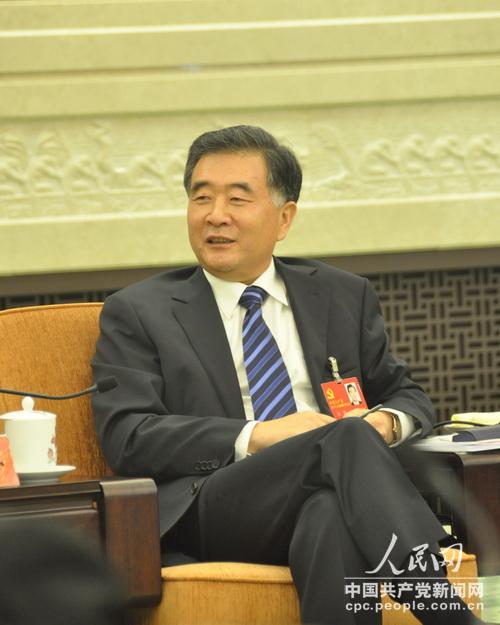 广东团开放日汪洋与代表合影笑称外国记者高富帅