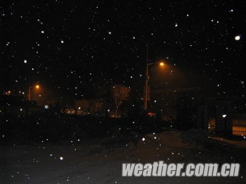 河北尚义县出现降雪累计积雪深度达8厘米(图)