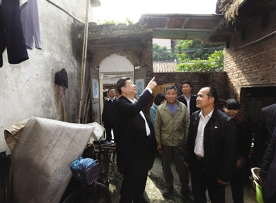 习近平视察深圳问民生谈改革住普通套房吃自助餐