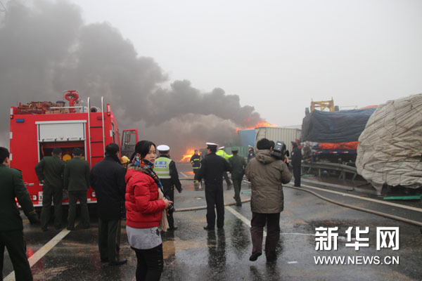 山东济菏高速发生追尾事故已造成9人死亡(图)