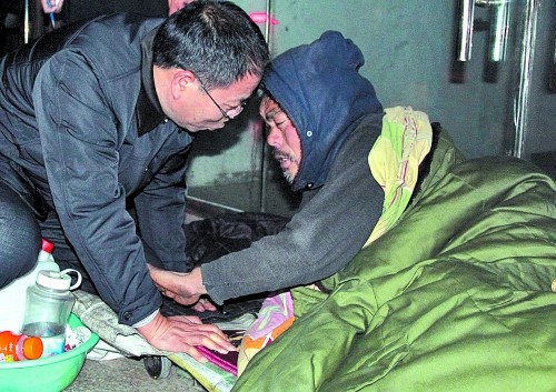漯河民政局长跪劝流浪者引热议回应:是为了倾听