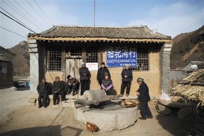 习近平河北阜平访贫:为村民带去油面等慰问品