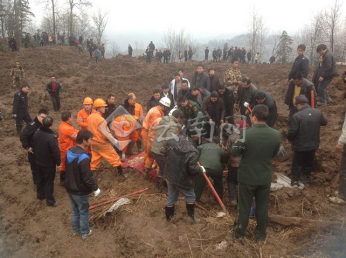 云南镇雄山体滑坡救现场救出2名被困群众(图)