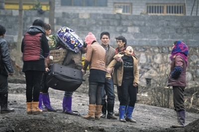 云南镇雄滑坡区受灾村民:我们害怕孤独(图)