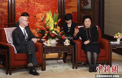 刘延东会见英国太古集团主席何礼泰