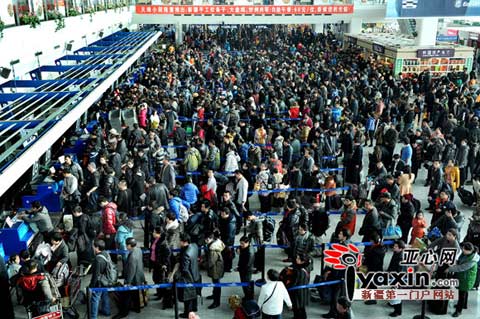 大雾突袭乌鲁木齐机场134航班延误取消(图)