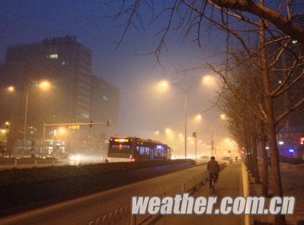 北京雾霾持续能见度和空气质量较差请注意防范